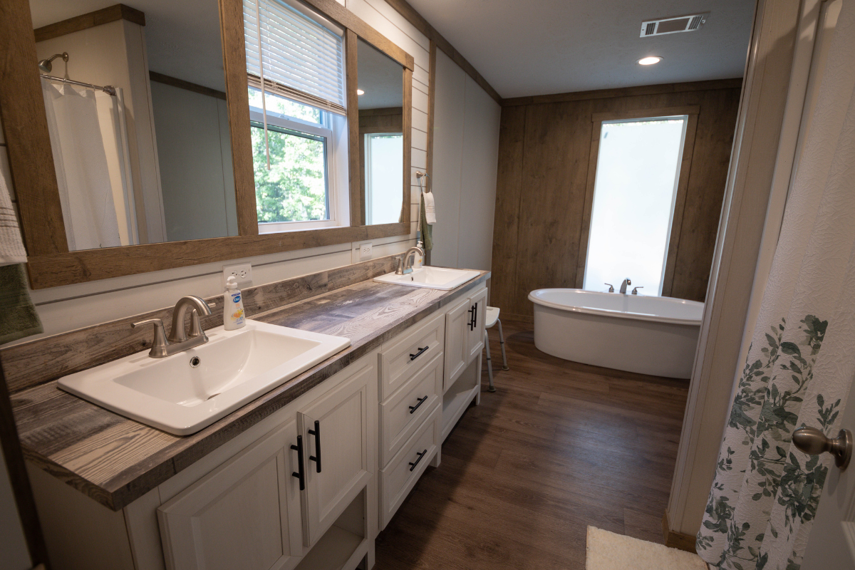Magnolia Creek - Transitional living - bathroom